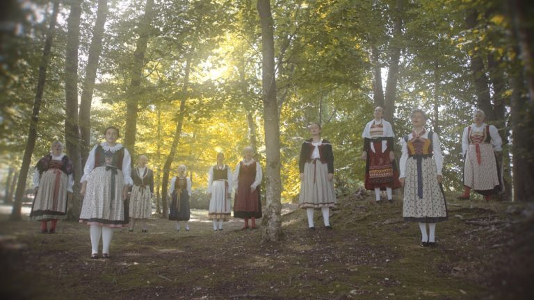 NA_Fémene_still